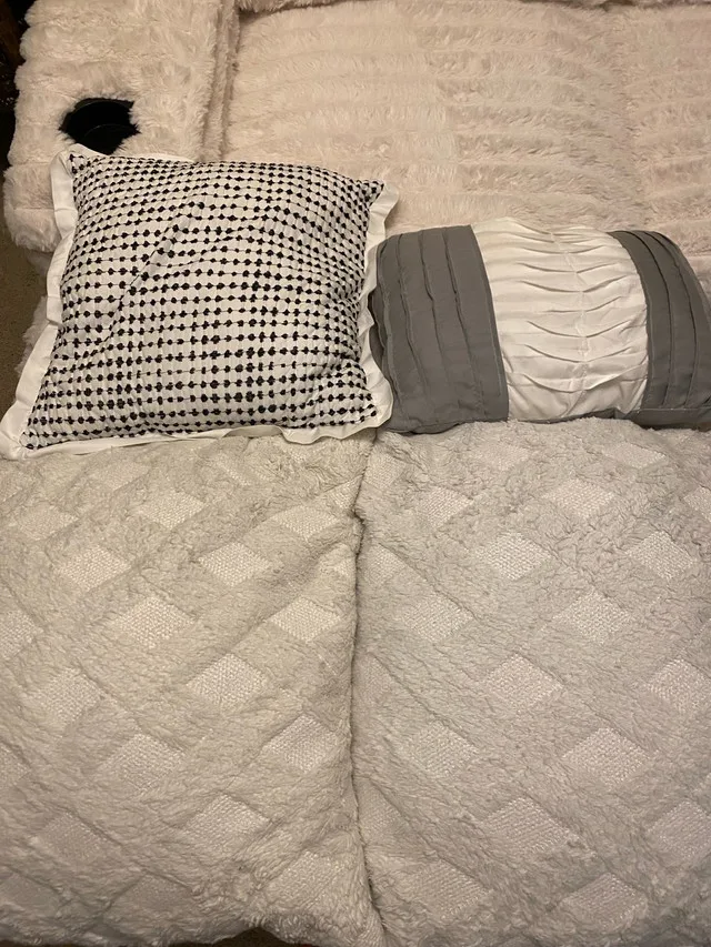 🥕 Decorative Pillows thumbnail