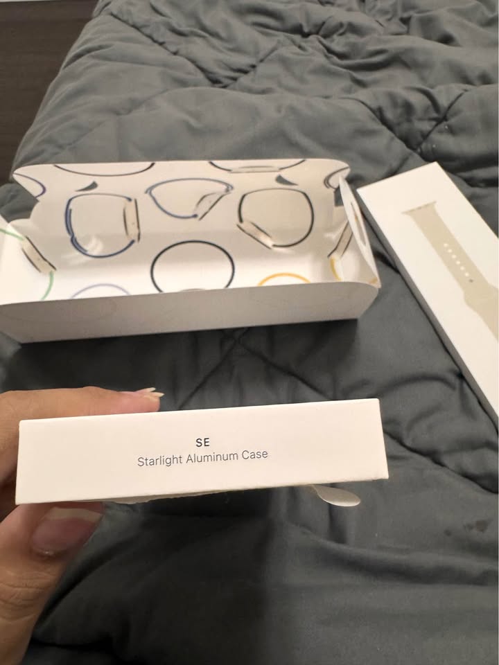 Apple Watch SE - 40mm - GPS - Starlight Aluminum Case - photo 3