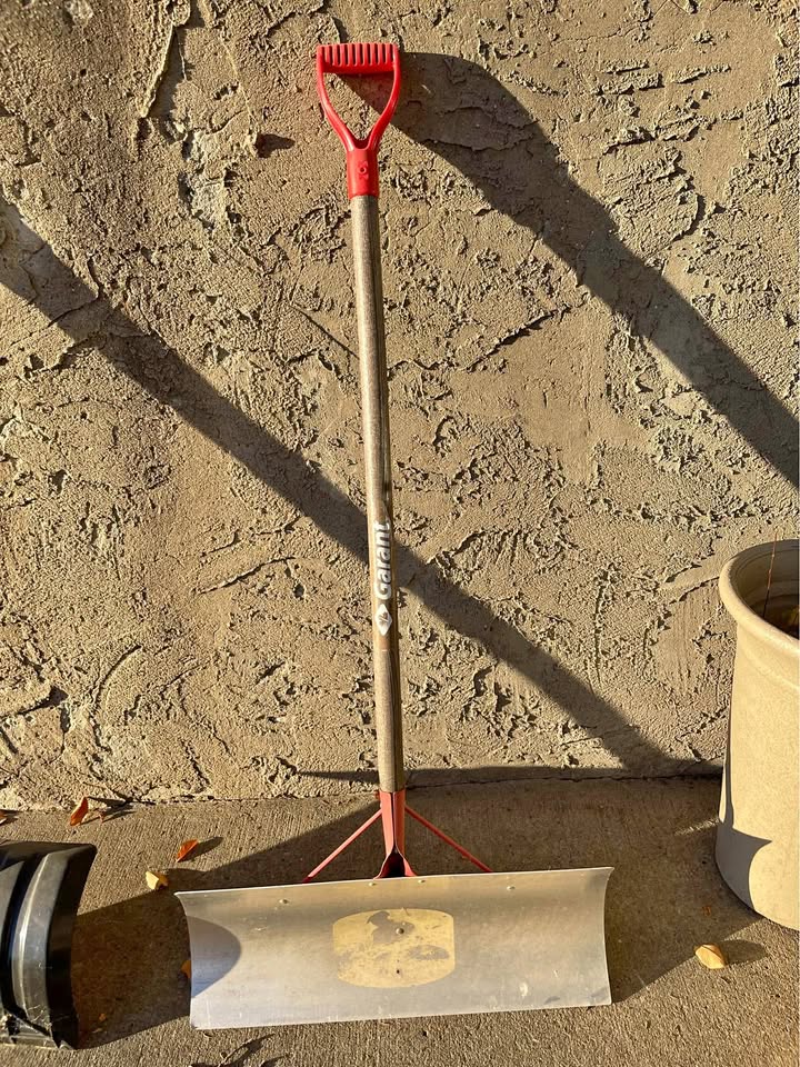 Snow shovel