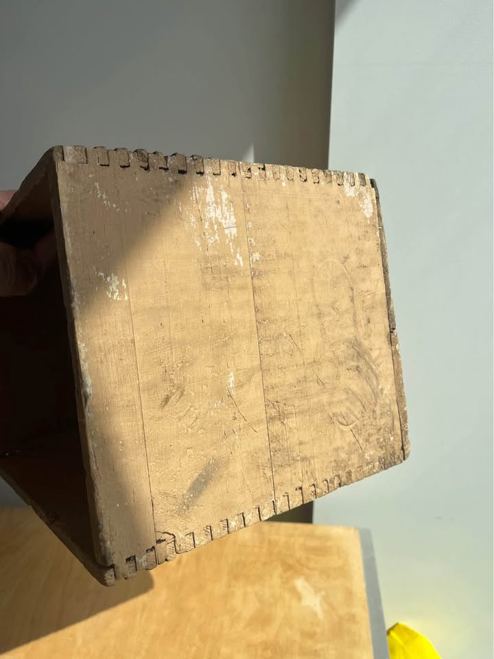 VINTAGE “MADE IN CANADA” WOODEN SHIPPING CRATE - photo 2