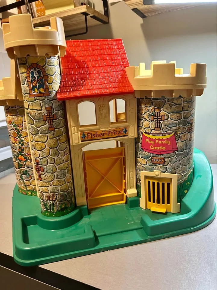 Fisher-Price Play Family Castle #993 (1974) image indicator(2)