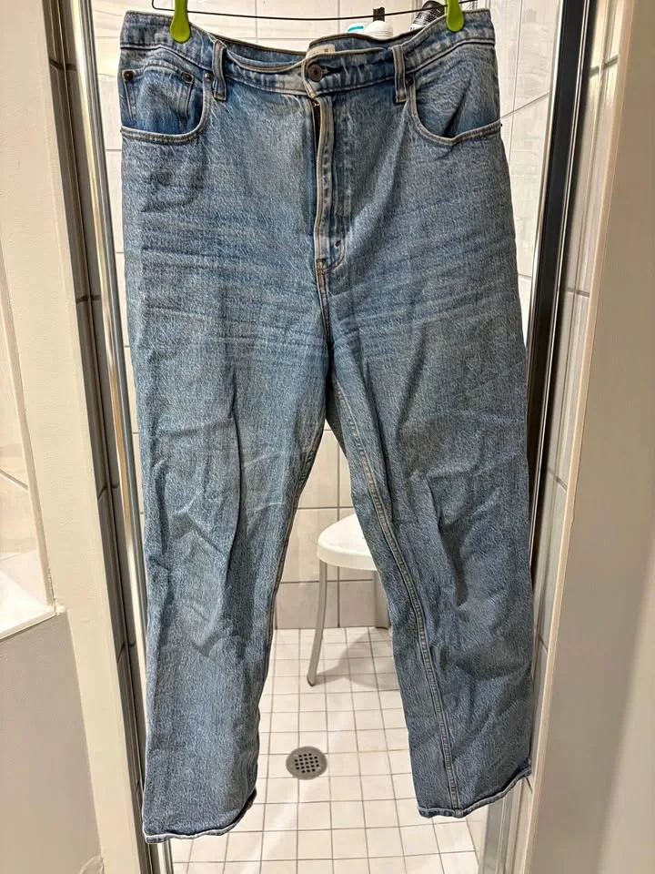 Abercrombie & Fitch The 90s Straight Ultra High Rise - size 32
