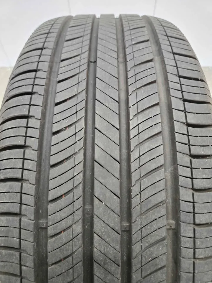 Hankook Kinergy GT Tire- 235/50R19 image indicator(2)
