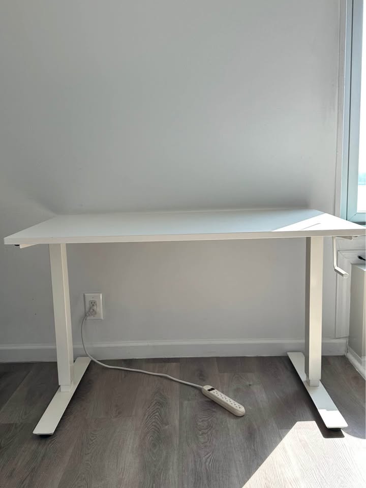 Desk - photo 3