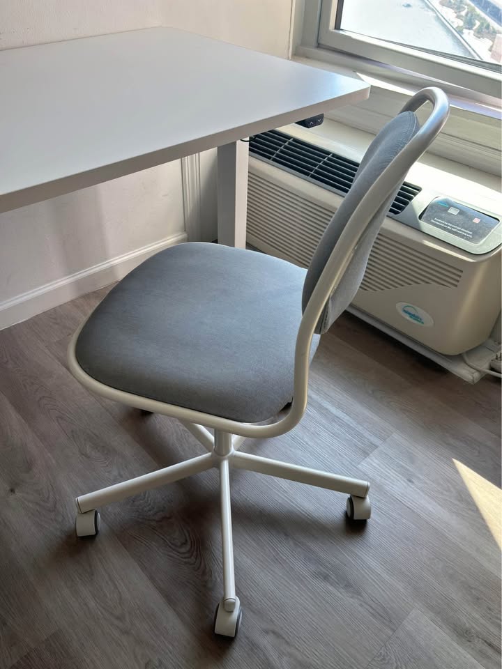 Desk - photo 2