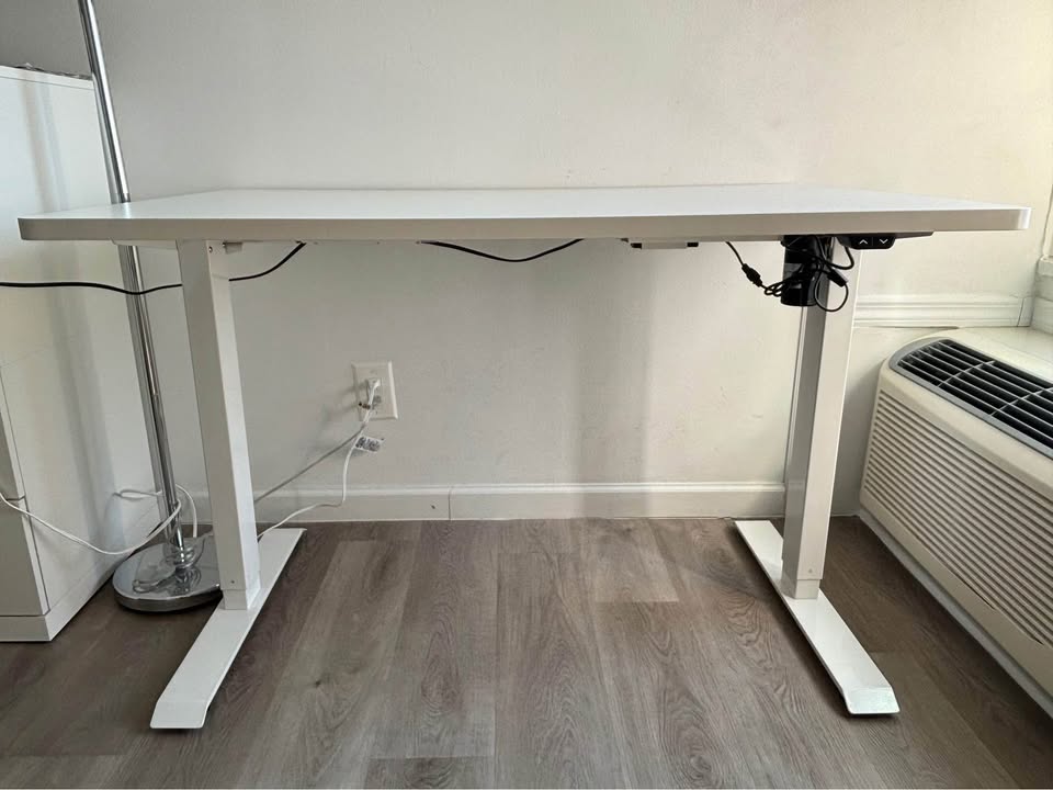 Desk - photo 3