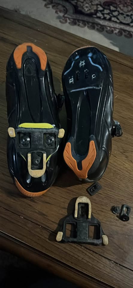 Pearl Izumi Cycling Shoes—size 38 with cleats - photo 3