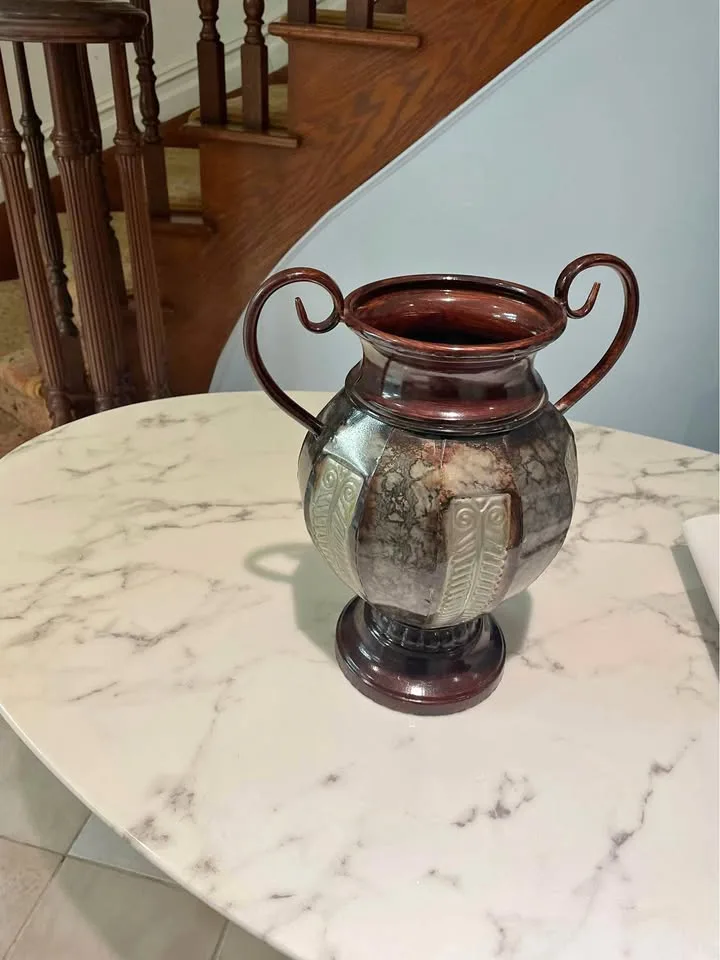 Metal vase thumbnail