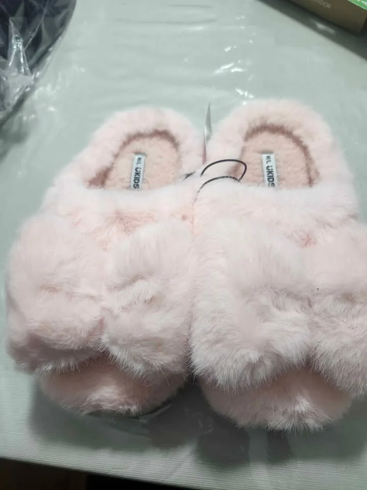🩷 Fluffy Pink UKIDS Slippers – For Girls (7–10 Years) 🩷 image indicator(2)