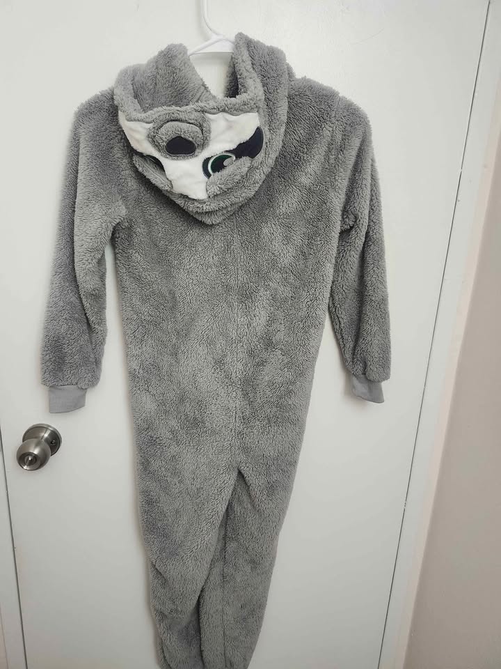 Cozy Grey Lama Onesie – Size 7/8 Years – $5 - photo 2