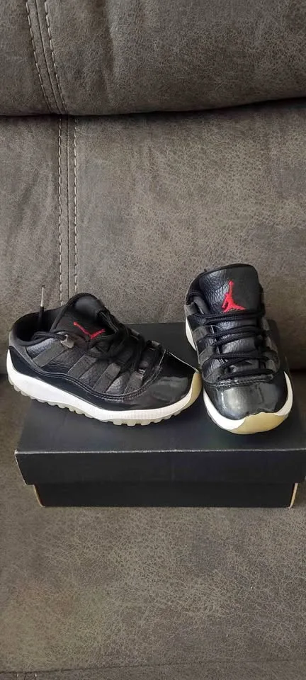 Kids Jordan 11 thumbnail