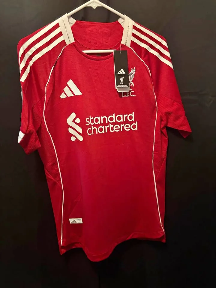 Isak Liverpool FC 2025/26 home jersey