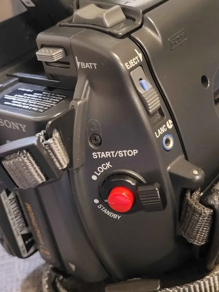 SONY CCD-TRV41 Handycam Video8 Camcorder w/ Case image indicator(2)