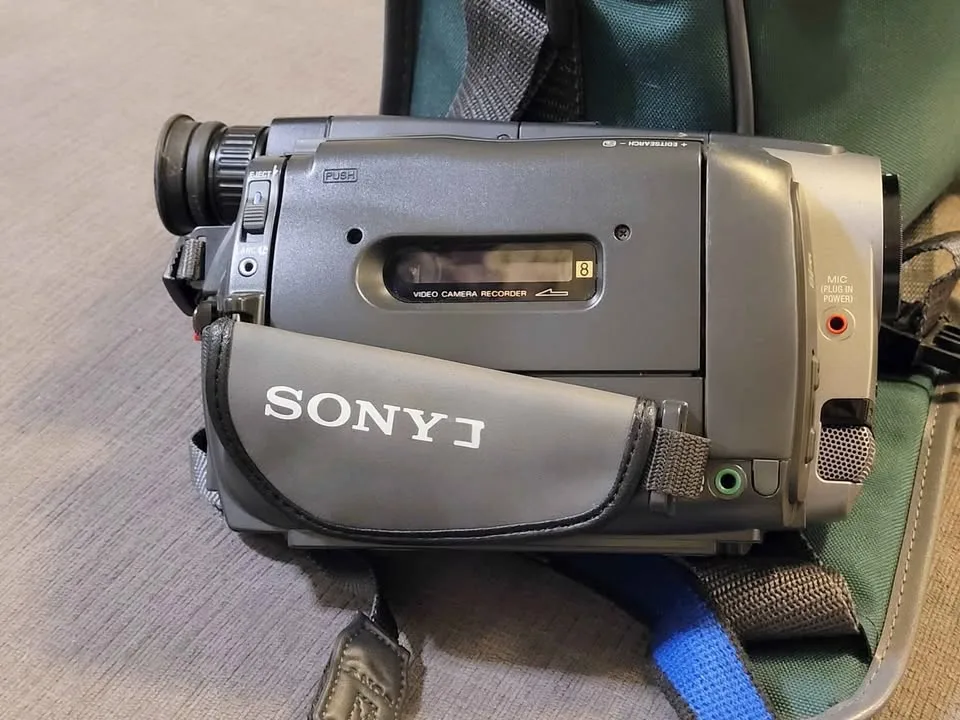 SONY CCD-TRV41 Handycam Video8 Camcorder w/ Case image indicator(3)