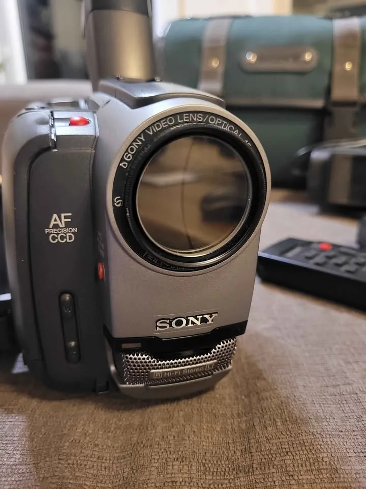 SONY CCD-TRV41 Handycam Video8 Camcorder w/ Case image indicator(4)