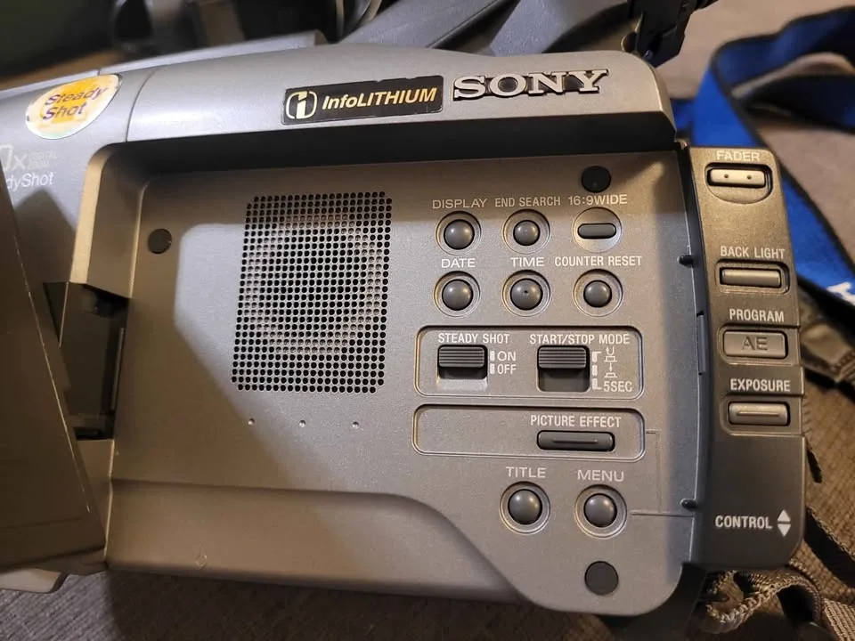 SONY CCD-TRV41 Handycam Video8 Camcorder w/ Case image indicator(5)