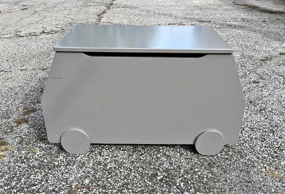 Delta Children Metro Toy Box in Classic Grey