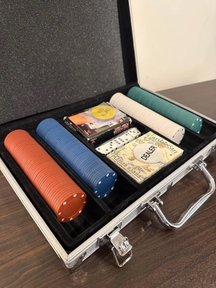 Poker Set in Silver Case image indicator(2)