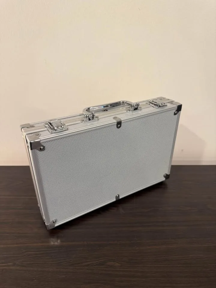 Poker Set in Silver Case image indicator(3)