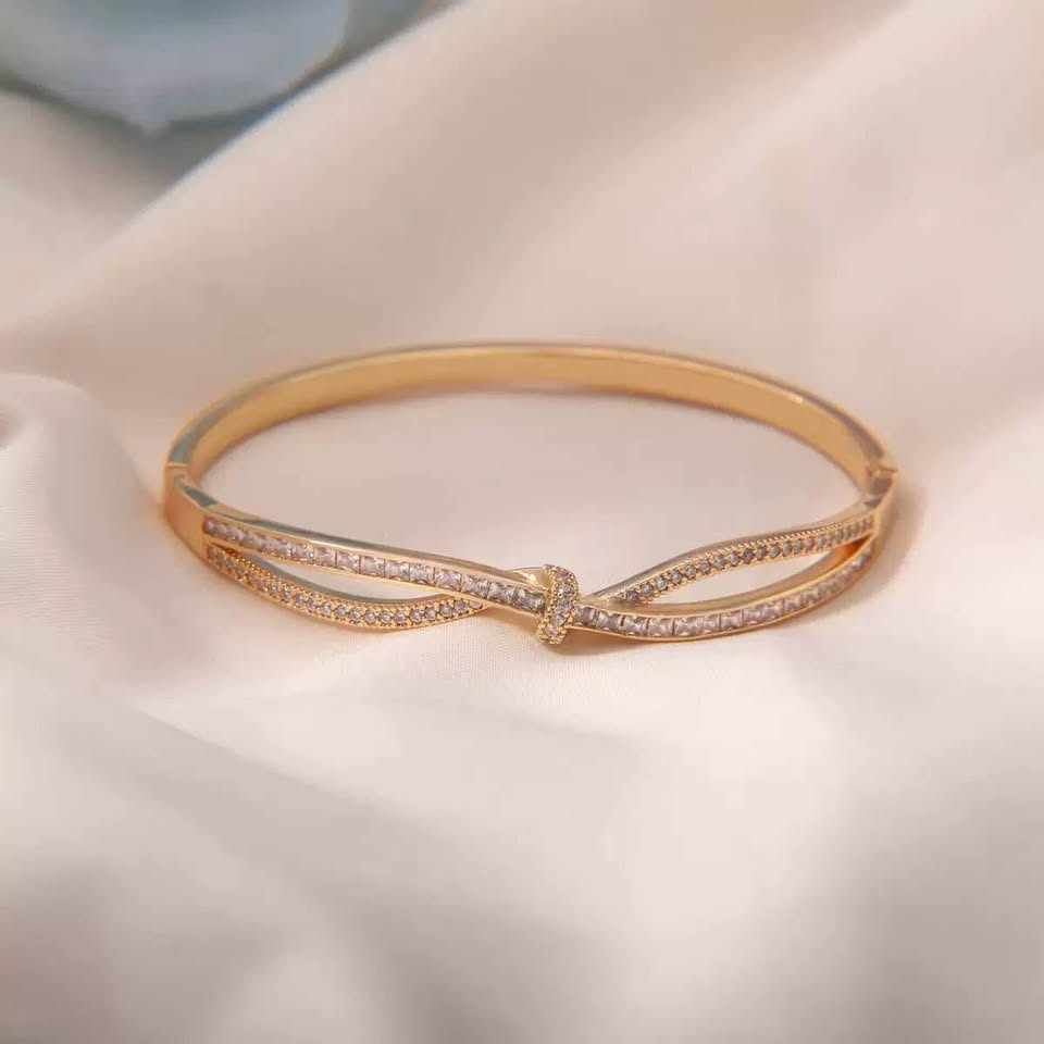 Gold toned cubic zirconia knot bracelet - photo 2