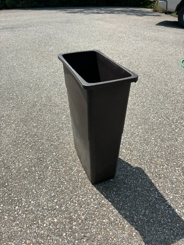 Rubbermaid Garbage Bin - Brown - Model 3540