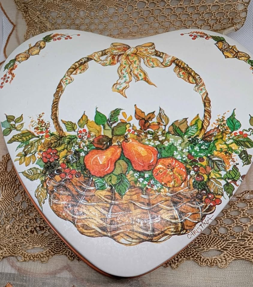 Autumn collector tin full Vintage to Now Mystery some 925 items - photo 4