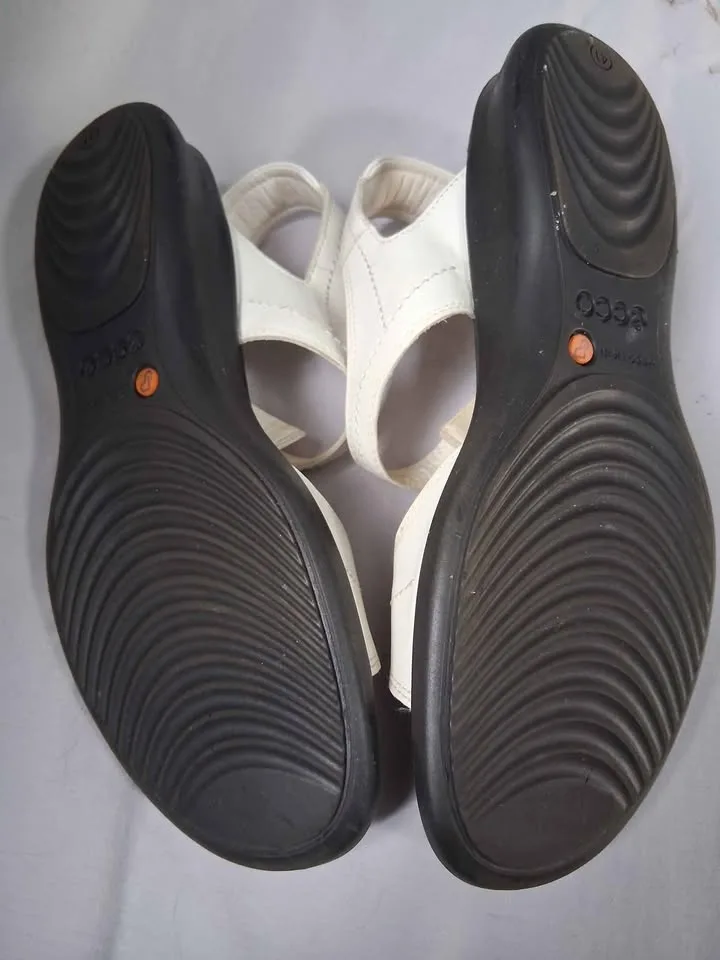 Size 10 Ecco sandals image indicator(2)