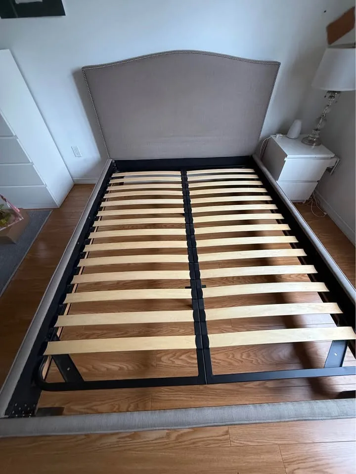 Queen Bed with Upholstered Headboard image indicator(3)