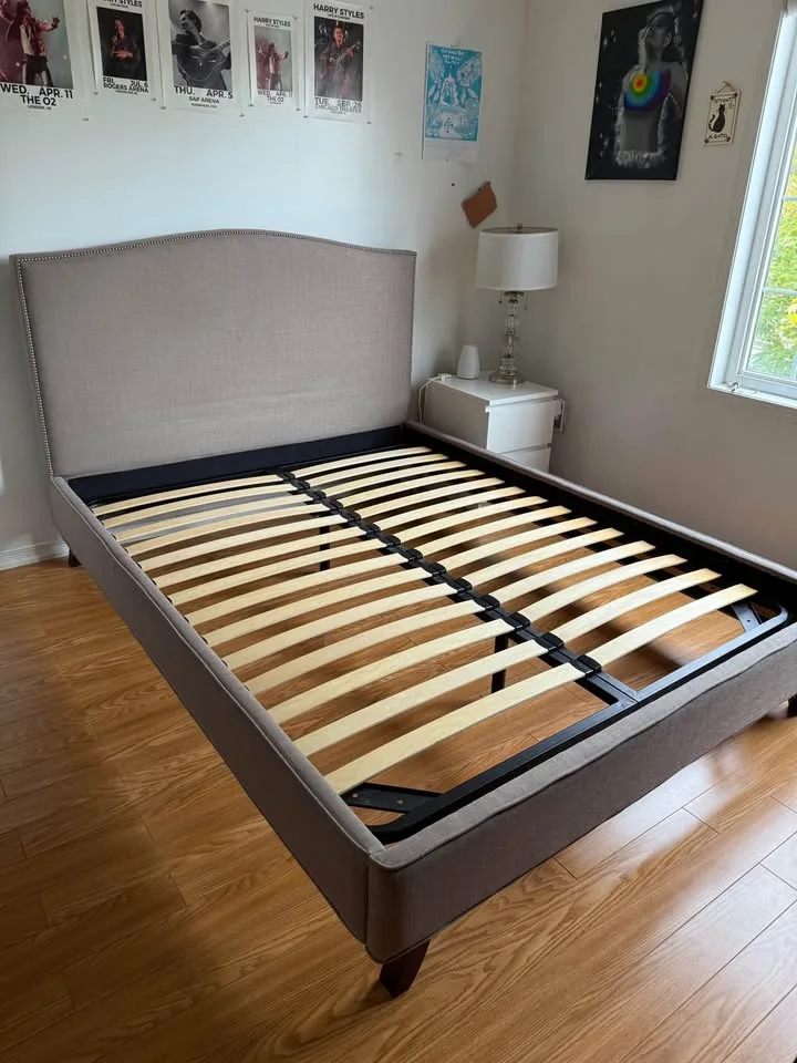 Queen Bed with Upholstered Headboard image indicator(4)