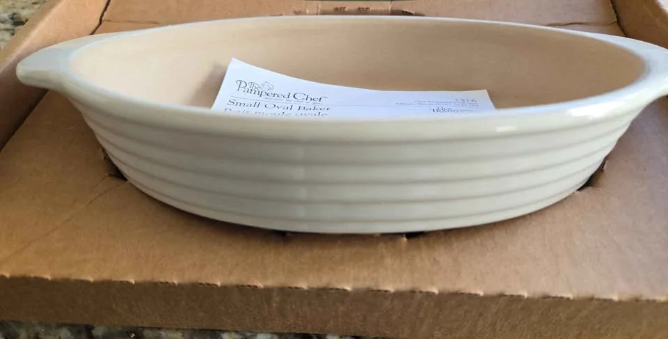 NIB Pampered Chef Small Oval Baker 2 cup capacity image indicator(3)