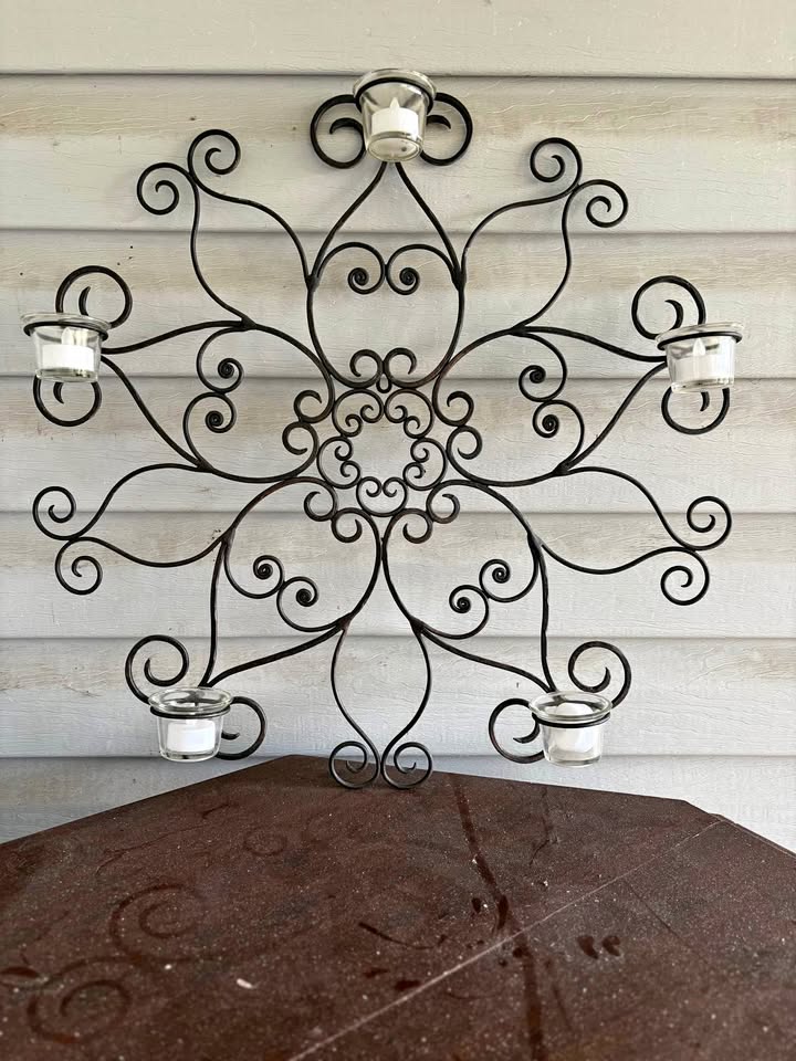 Blk metal candle sconce 24x24” Pick up 186 st and 59 ave $20