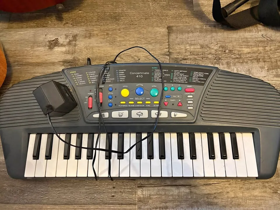 Small electric keyboard $25 Pickup Cloverdale thumbnail