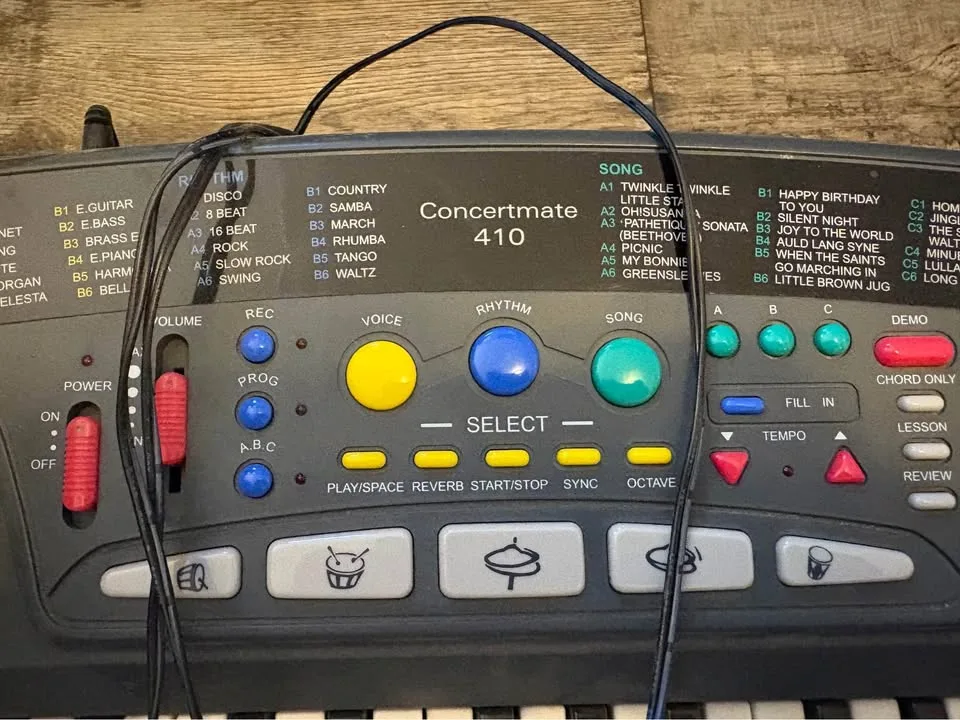 Small electric keyboard $25 Pickup Cloverdale image indicator(2)