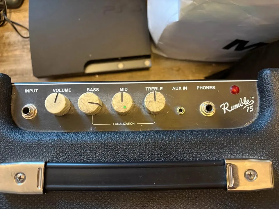 Fender Squire bass, chords and stand image indicator(3)