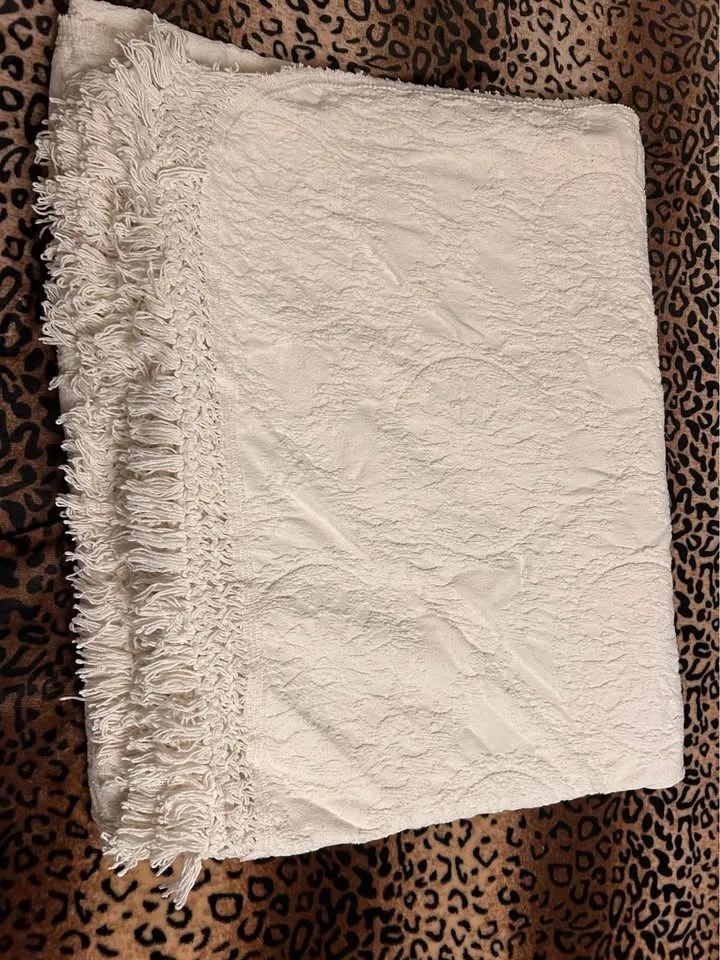 Bates Mill Matelassé Bedspread Full Ivory Fringe image indicator(4)