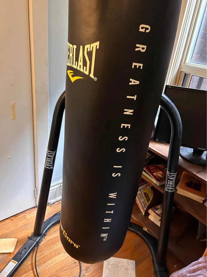 Everlast heavy bag with stand - never used thumbnail