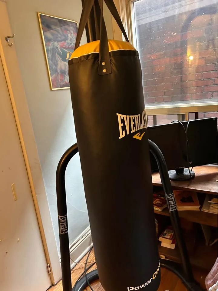 Everlast heavy bag with stand - never used image indicator(5)