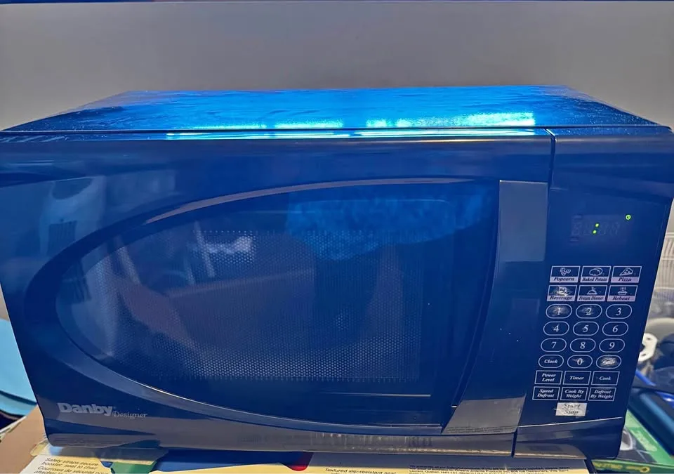 Small microwave (Danby) 0.7 cu ft ( Black )