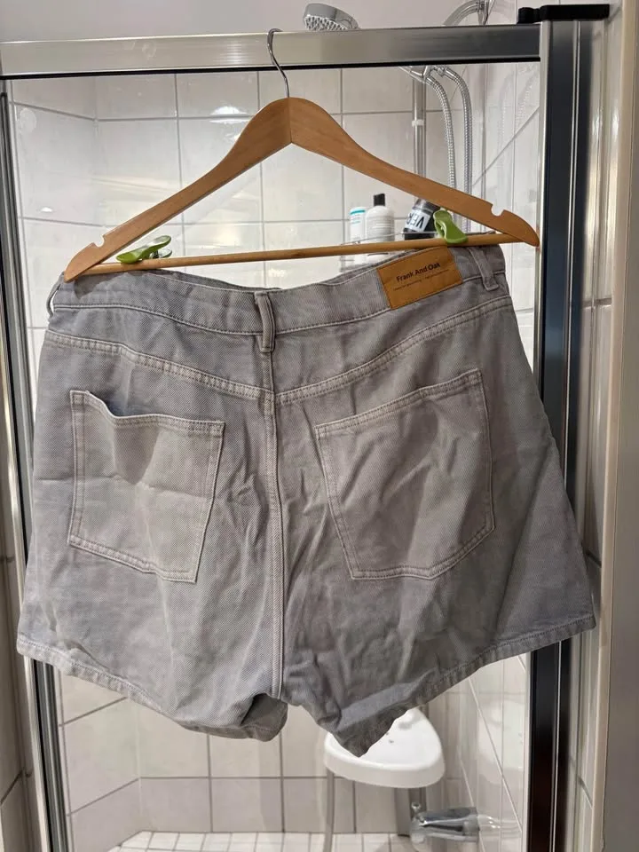 Frank and Oak High Rise Short - size 32 image indicator(2)