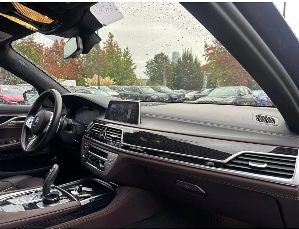 2022 BMW 7 Series 750Li xDrive image indicator(2)