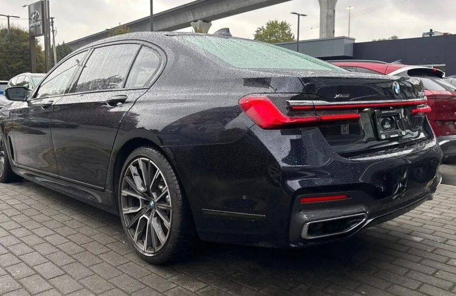 2022 BMW 7 Series 750Li xDrive image indicator(3)