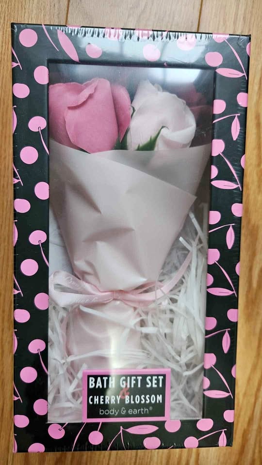 Bath Gift Set - New ( Shower Gel , Body Lotion , Hand Soap )