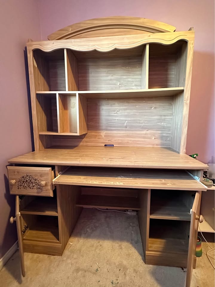 Rose pine desk and hutch - photo 2