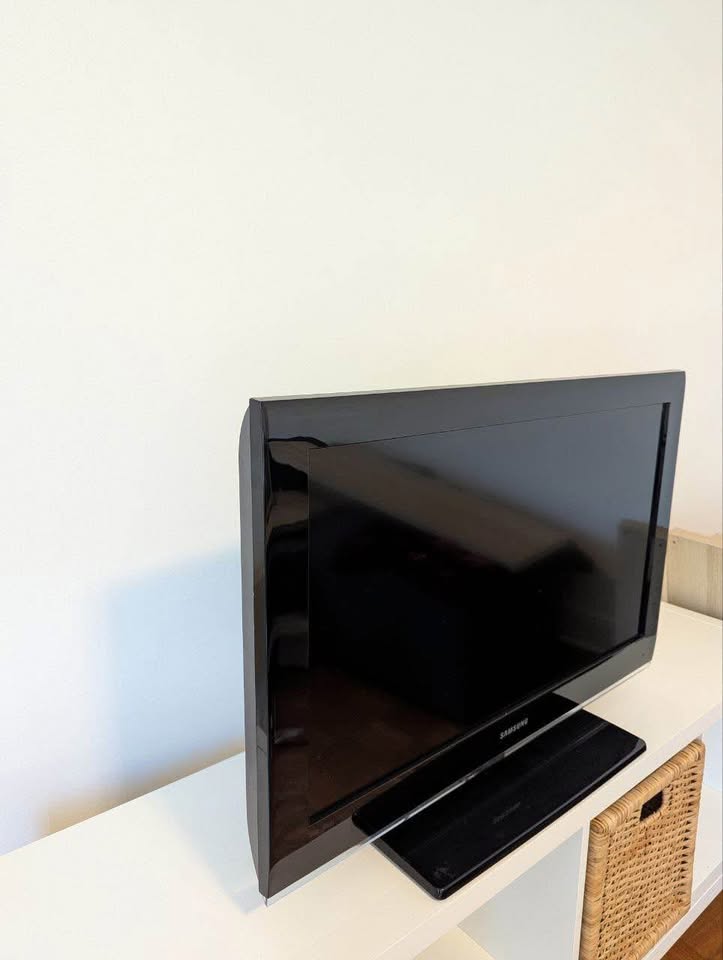 Samsung 32" HDTV + Xiaomi Mi Box (Android TV 4K Streamer) - photo 2