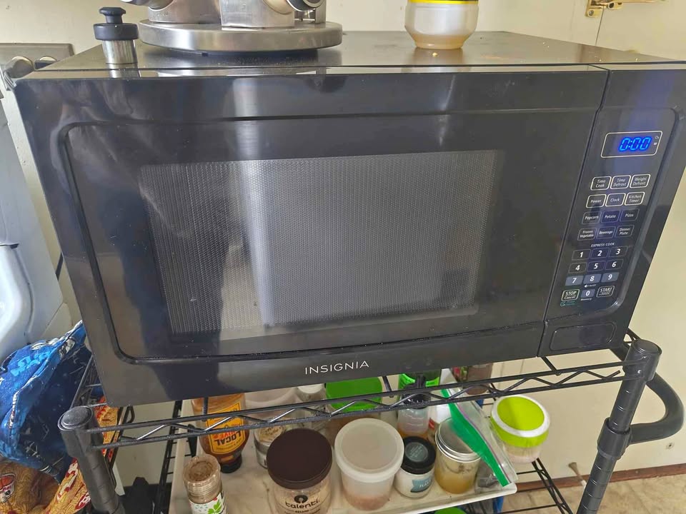 Insignia - 1.1 Cu. Ft. Countertop Microwave - Black