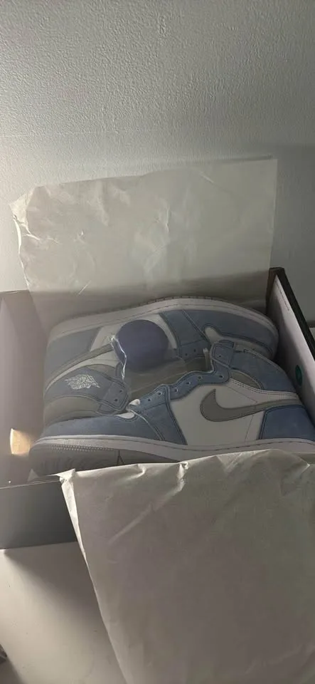 Jordan 1 Hyper Royal smoke grey image indicator(2)