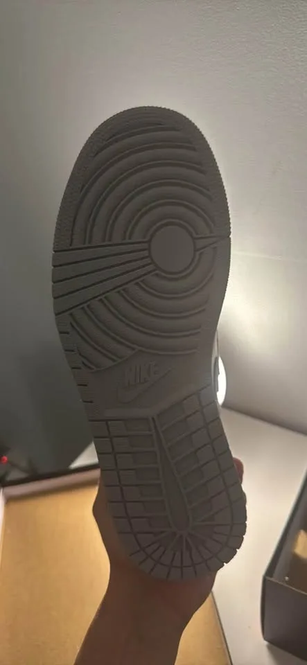 Jordan 1 Hyper Royal smoke grey image indicator(5)