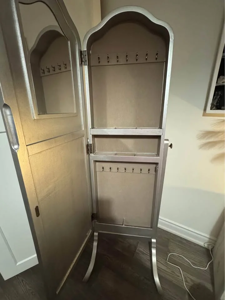 Hayworth Floor mirror, jewellery storage image indicator(2)