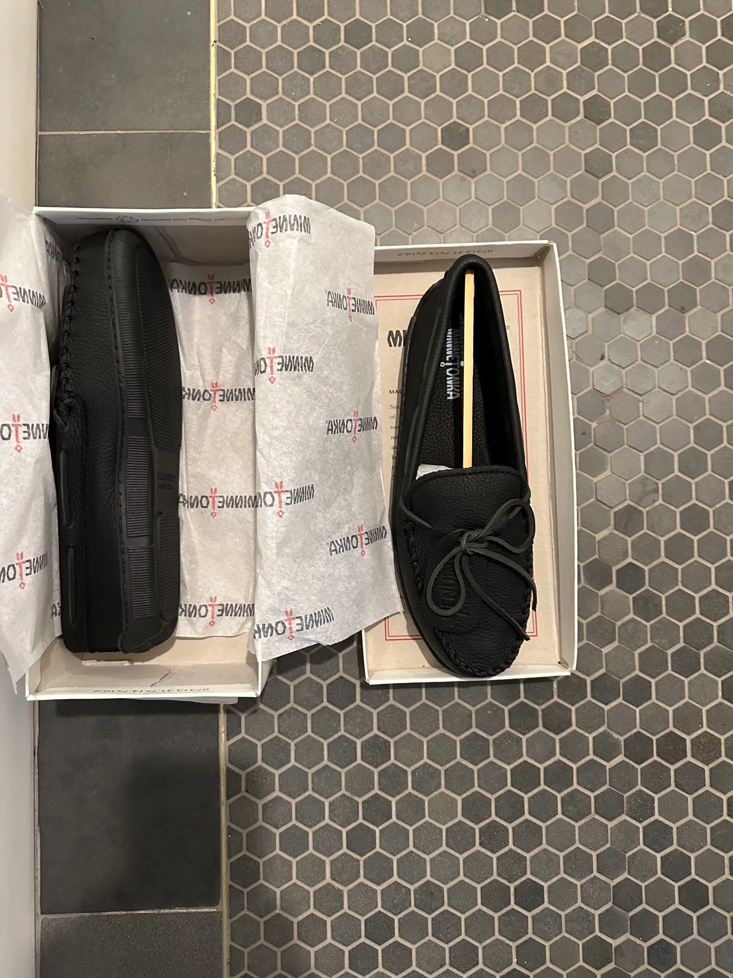 Minnetonka Moccasin, Black, Size 11.5 image indicator(2)