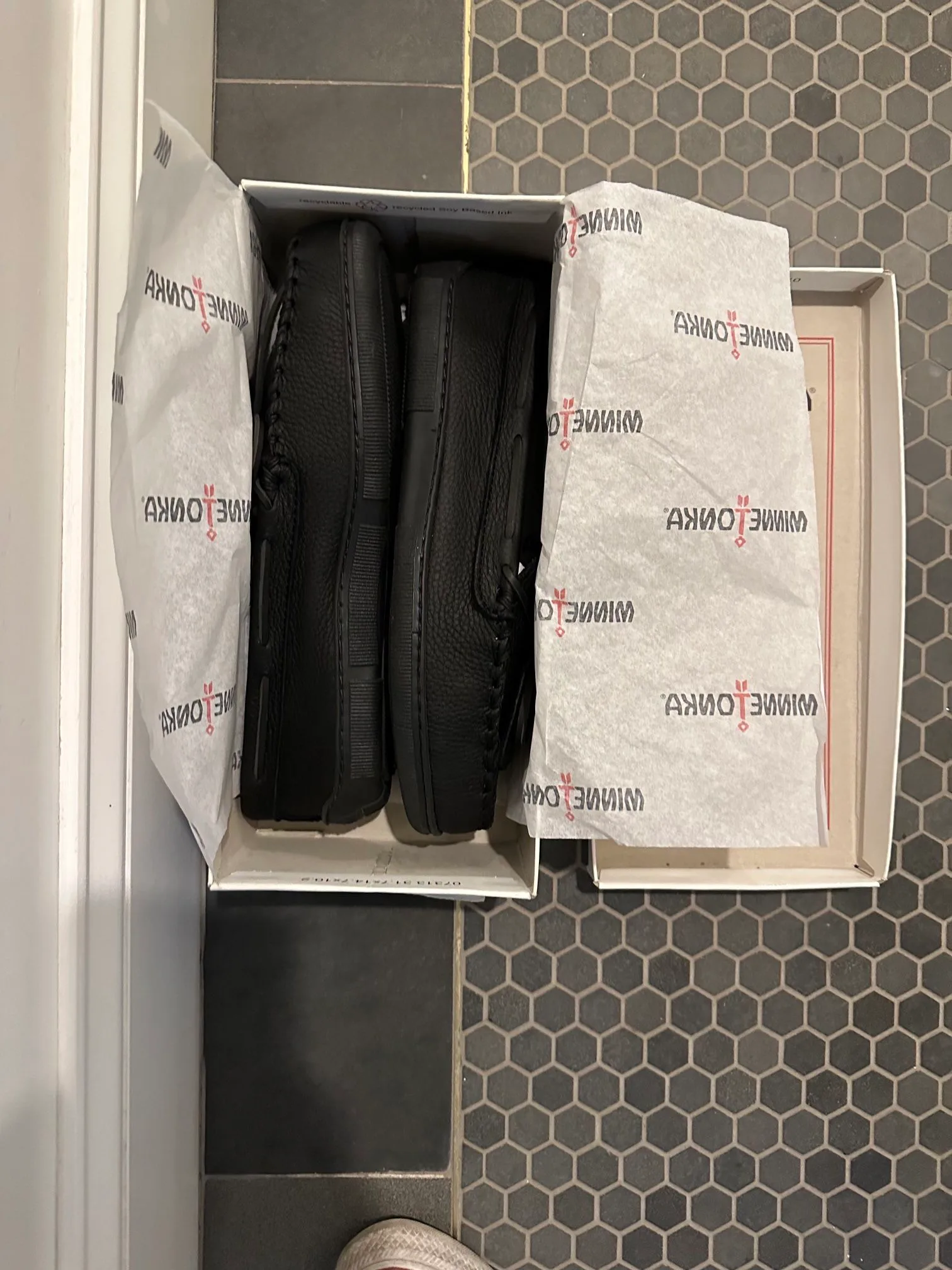 Minnetonka Moccasin, Black, Size 11.5 image indicator(3)